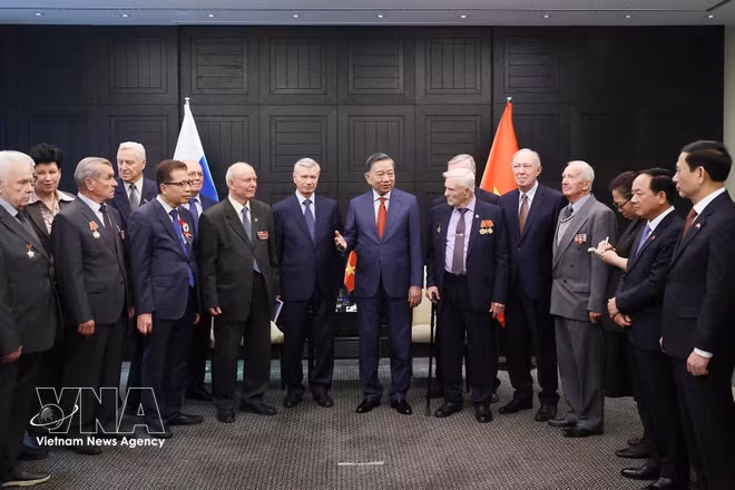 Vietnam's top leader meets Russian veterans, friendship association representatives