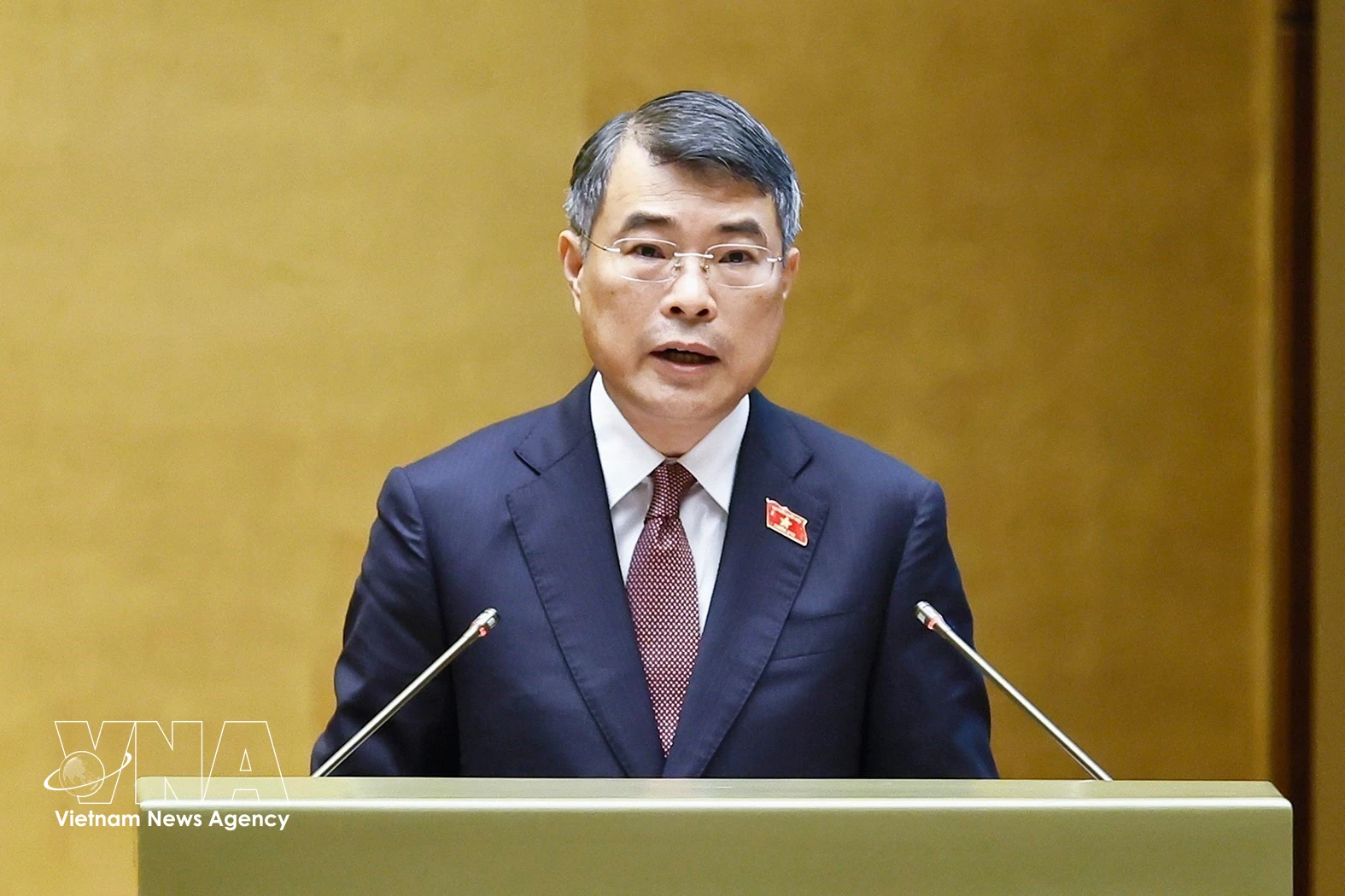 Prime Minister Le Minh Hung delivers a report on the implementation of the 2026 socio-economic development plan and a proposed plan for 2027 at the 16th National Assembly’s second session, which opened on October 17 morning. (Photo: VNA)