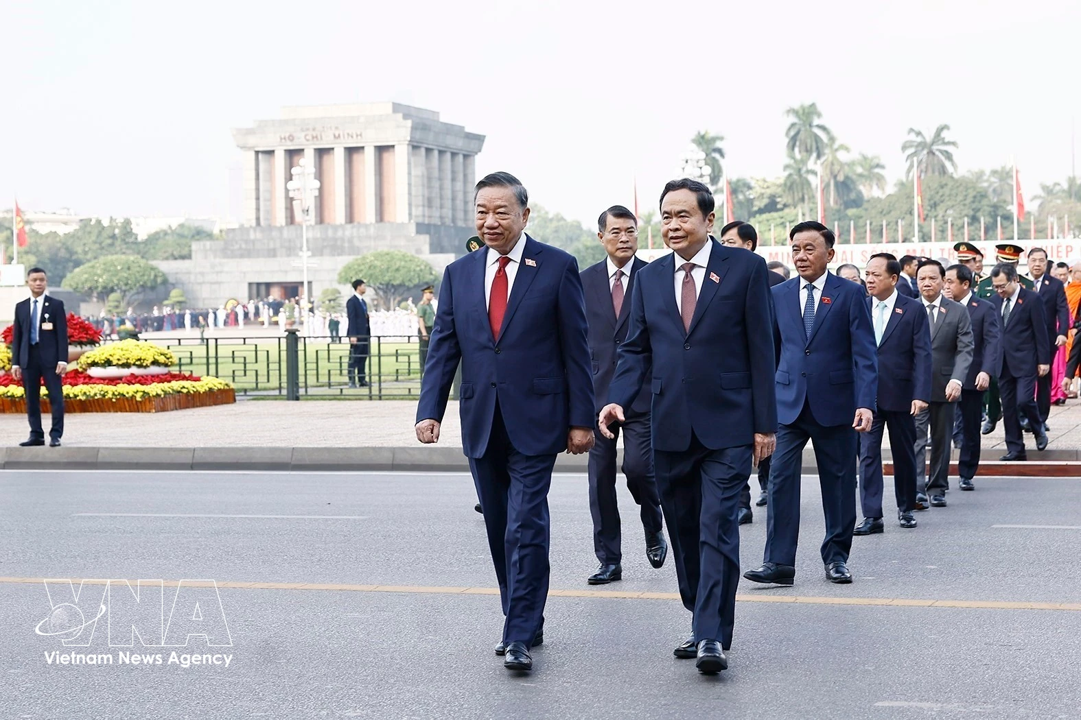 General Secretary of the Communist Party of Vietnam Central Committee and President To Lam, other Party and State leaders, and NA deputies come to pay tribute to President Ho Chi Minh at his Mausoleum before the opening of the 16th NA's second session on October 17 morning. (Photo: VNA)