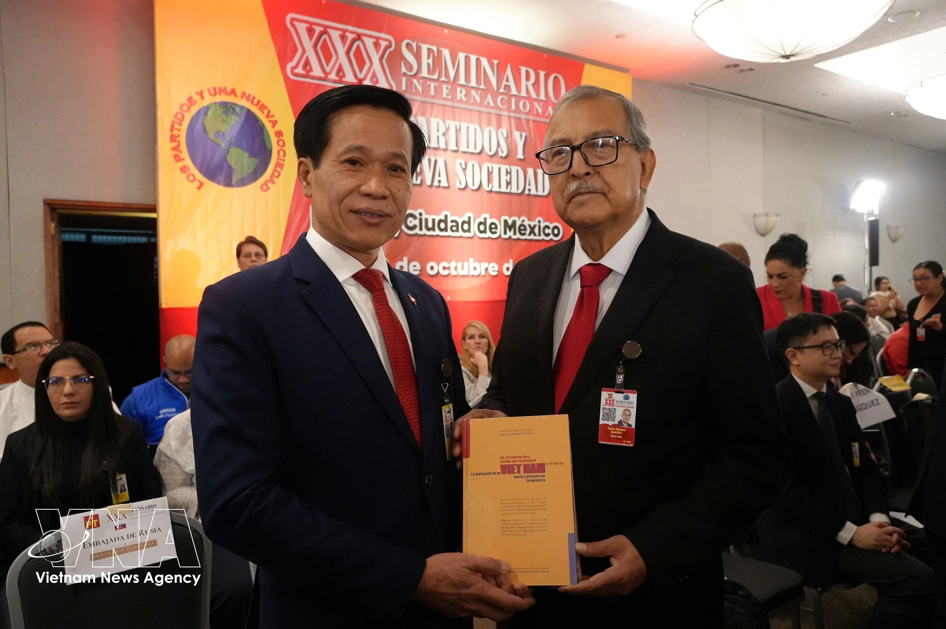 Assoc. Prof. Dr. Hoang Phuc Lam (right), Deputy Secretary of the Party Committee and Vice President of the Ho Chi Minh National Academy of Politics, presents the book “The Aspiration for a Strong and Prosperous Vietnam in the New Era” to Pedro Vazquez Gonzalez, Chairman of the Mexican Chamber of Deputies’ Foreign Affairs Committee. (Photo: VNA)