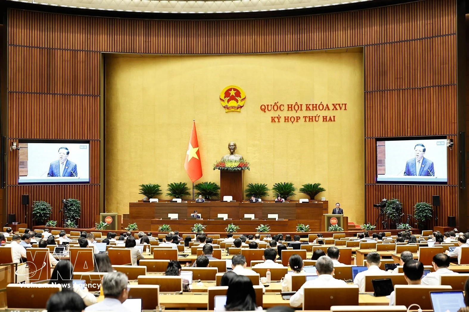 Minister of Construction Tran Hong Minh speaks at a plenary discussion of the 16th NA’s second session on October 30, 2026. (Photo: VNA)