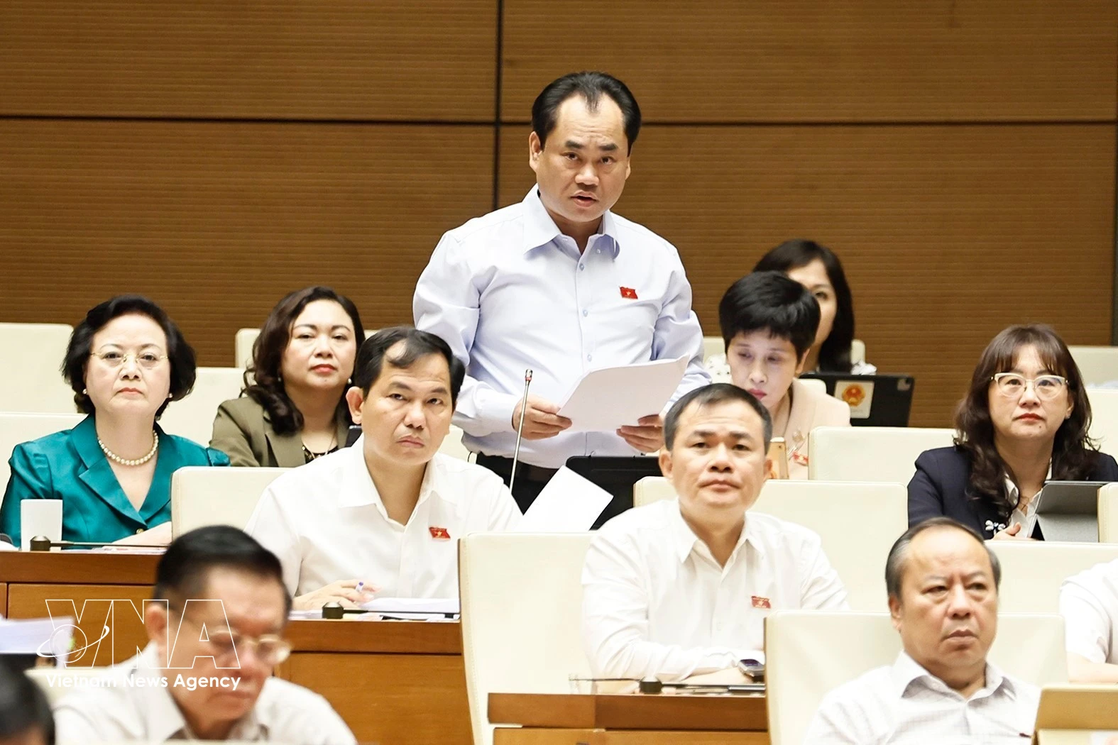Minister of Agriculture and Environment Trinh Viet Hung speaks at the October 31 plenary discussion of the 16th National Assembly's second session. (Photo: VNA)