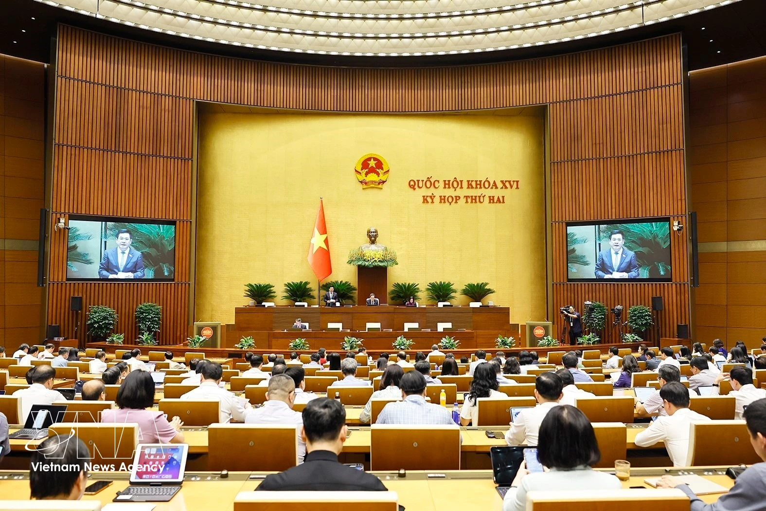 A plenary sitting of the second session of the 16th National Assembly (Photo: VNA)