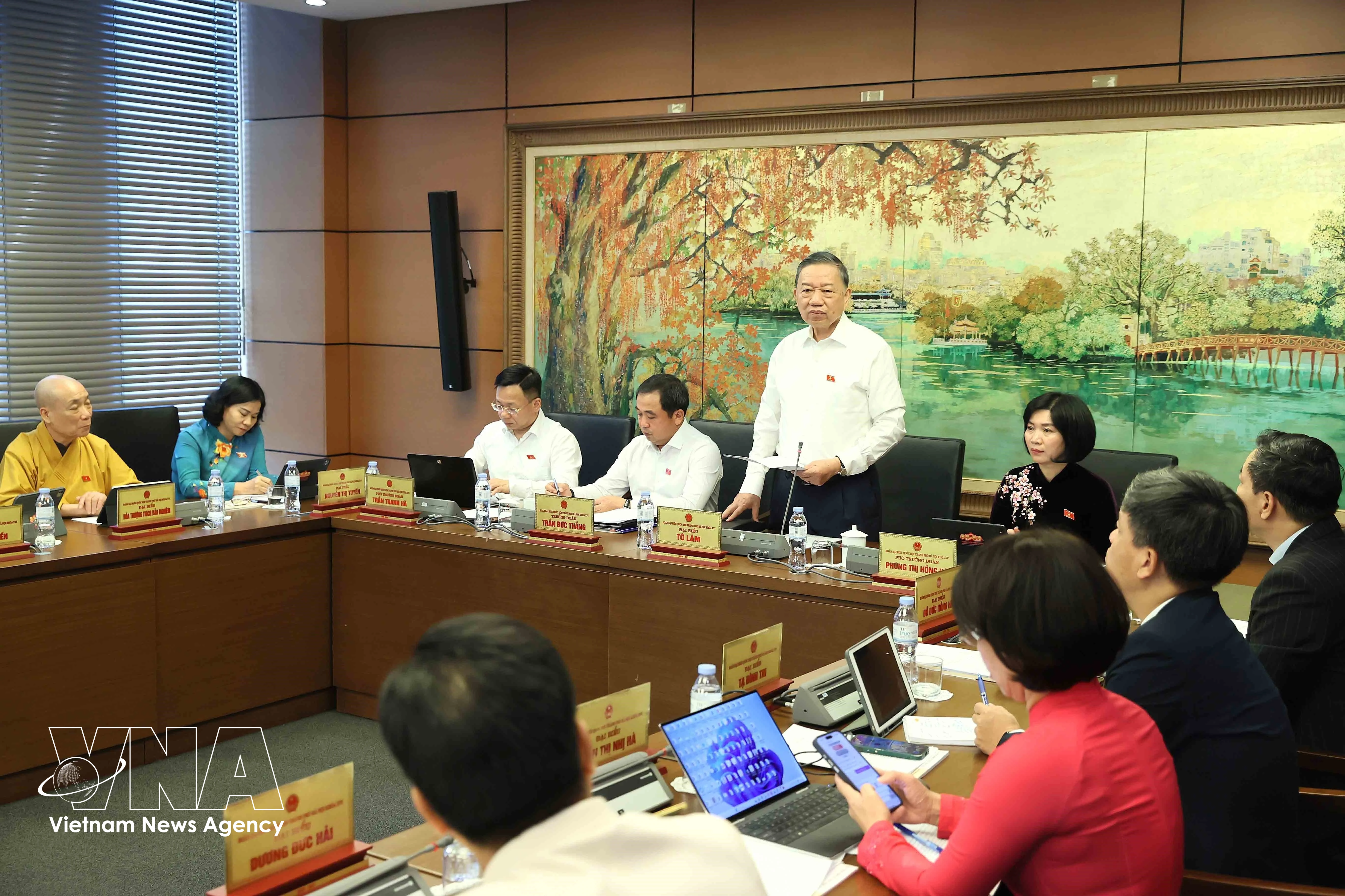 General Secretary and President To Lam speaks at the group discussion with the National Assembly deputies’ delegation of Hanoi on October 17, 2026. (Photo: VNA)