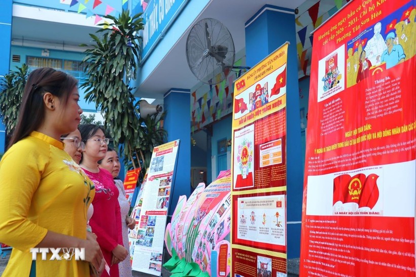 Voters look at election information in Tan Son Hoa ward, Ho Chi Minh City. (Photo: VNA)