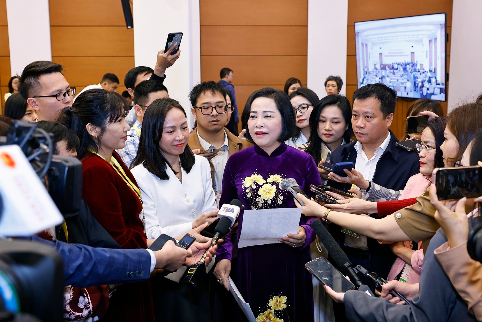 Vice Chairwoman of the National Assembly Nguyen Thi Thanh talks to the press at the NA building in Hanoi. (Photo: VNA)