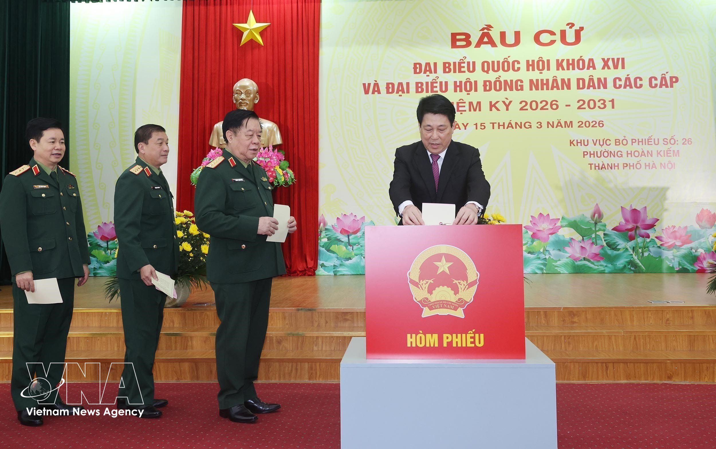 State President Luong Cuong and military officials cast ballots at Polling Station No. 26 in Hoan Kiem ward, Hanoi, on the morning of March 15. (Photo: VNA)