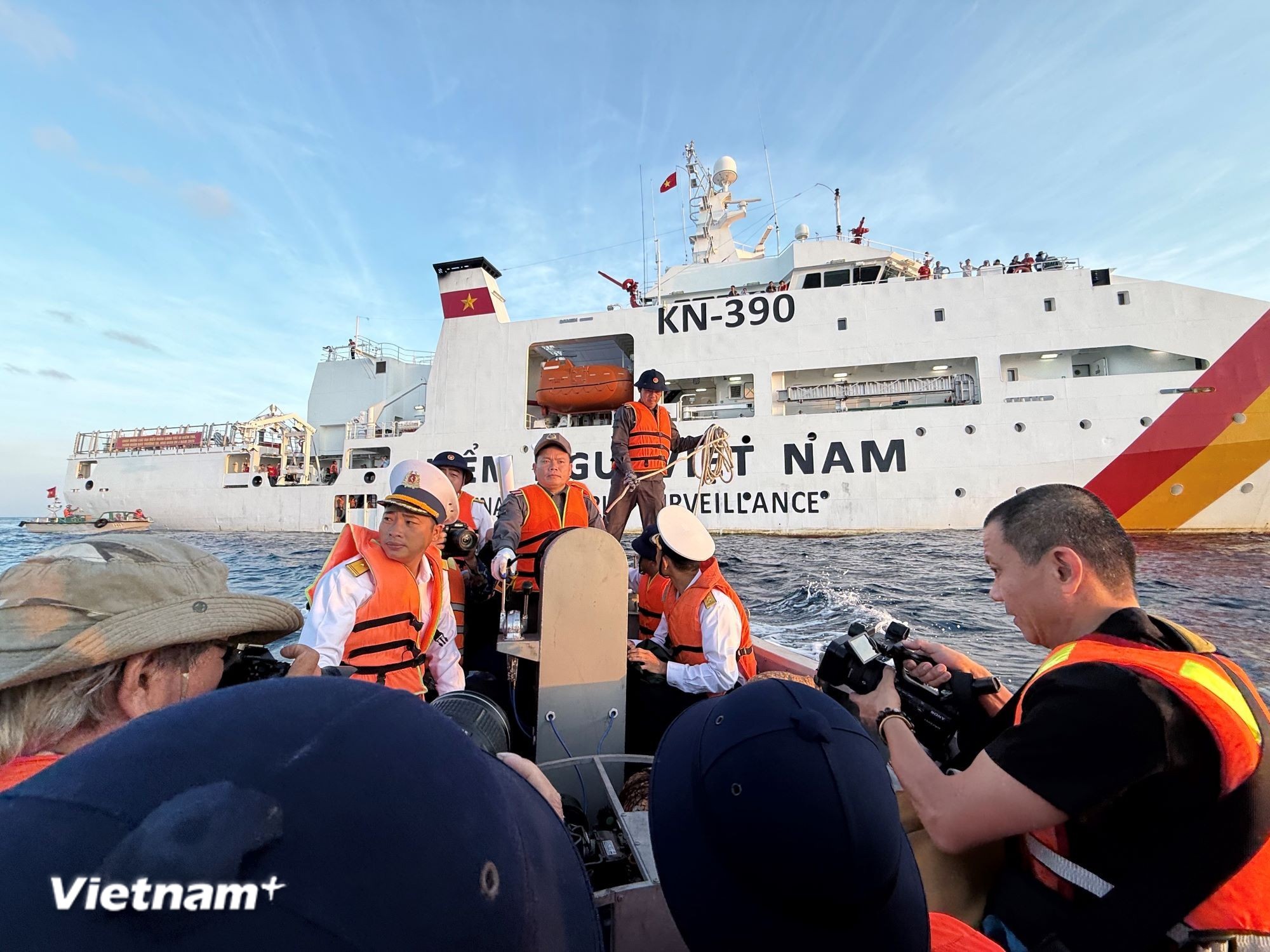 Over 60 overseas Vietnamese visit the DK-1/8 offshore platform in the southern continental shelf of Vietnam in the East Sea. (Photo: VietnamPlus)