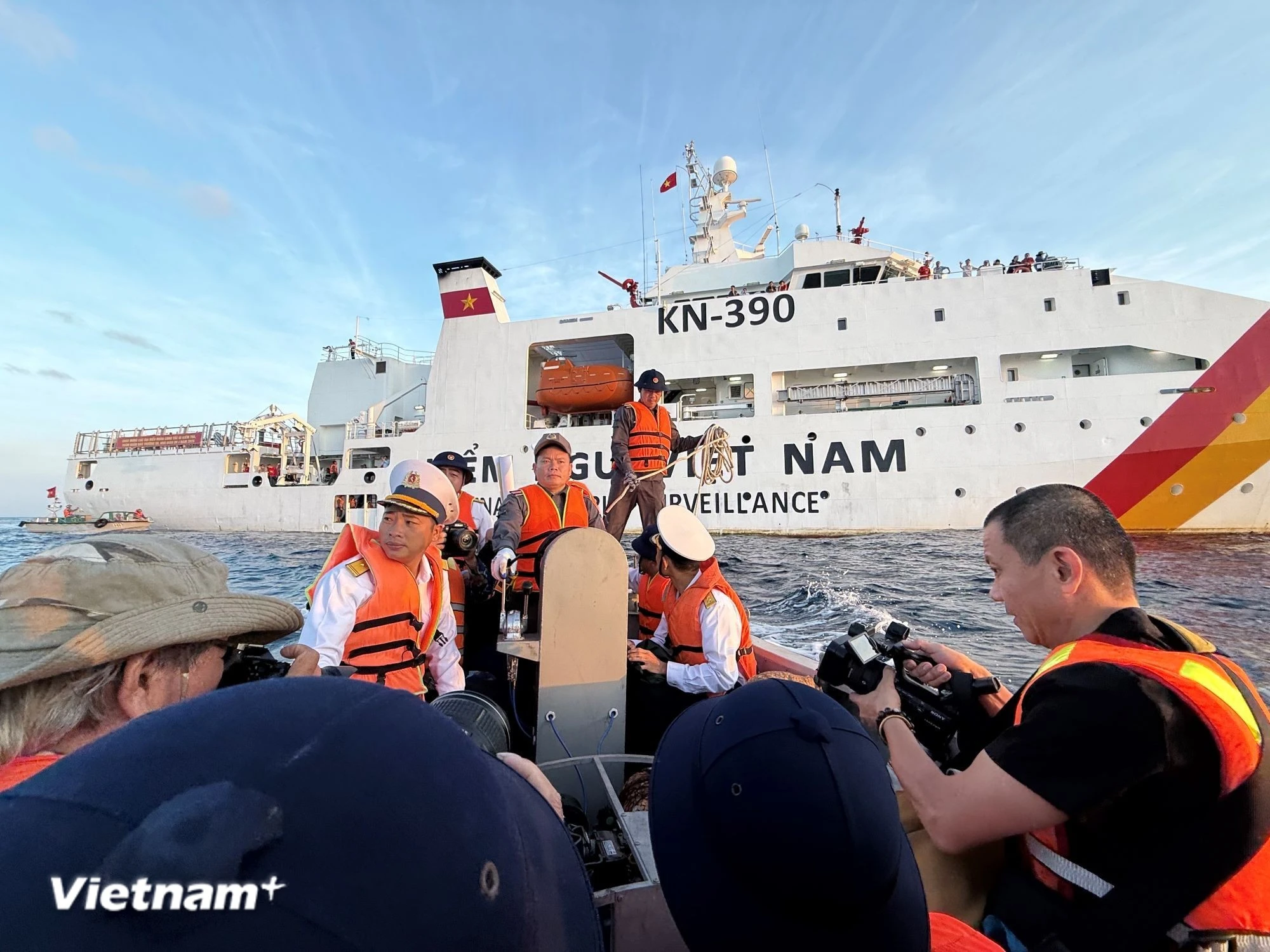 Over 60 overseas Vietnamese visit the DK-1/8 offshore platform in the southern continental shelf of Vietnam in the East Sea. (Photo: VietnamPlus)