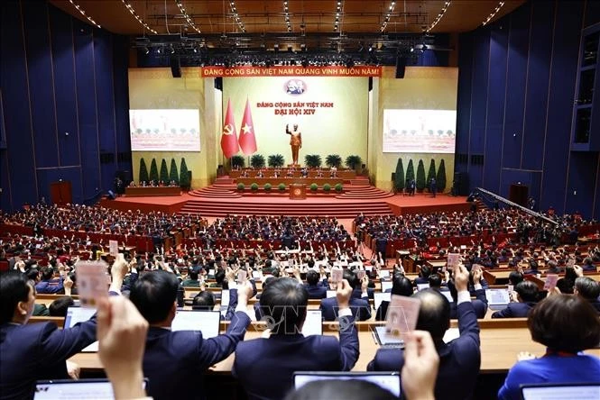 Delegates vote to approve the Resolution of the 14th National Party Congress (Photo: VNA)