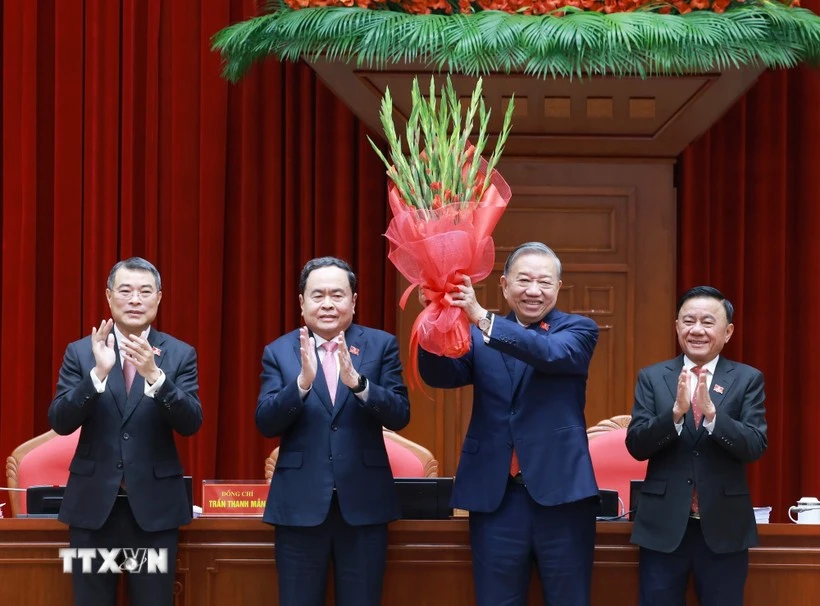 General Secretary of the 13th Party Central Committee To Lam (second, right) is re-elected as the Party chief for the 2026 – 2031 term at the first meeting of the 14th Party Central Committee on January 23 morning. (Photo: VNA)