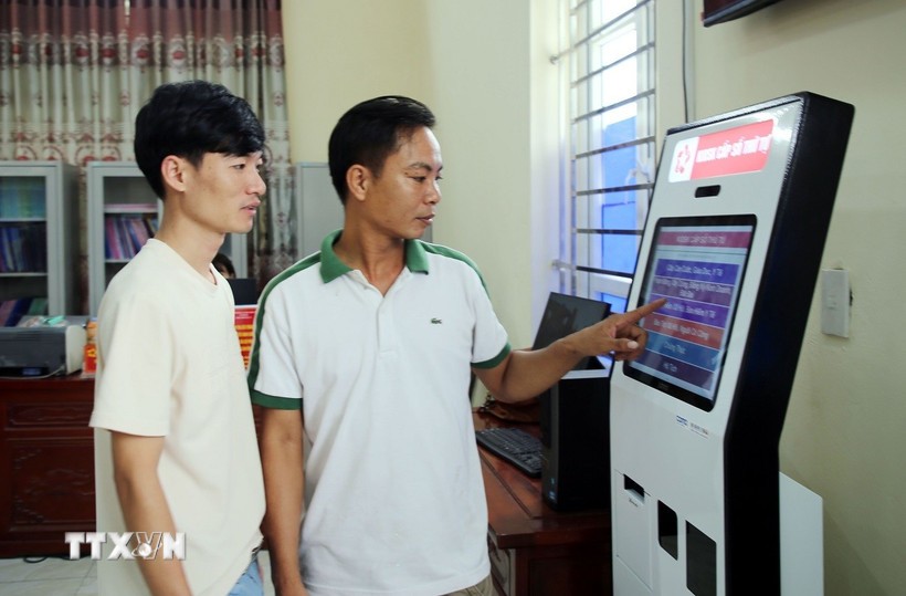 People of Yen Mo commune take a number for handling administrative procedures (Photo: VNA)