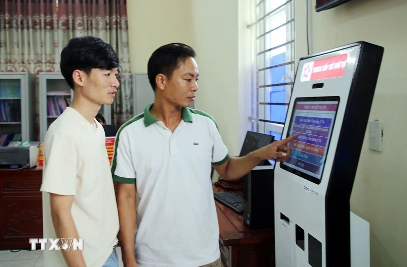 People of Yen Mo commune take a number for handling administrative procedures (Photo: VNA)