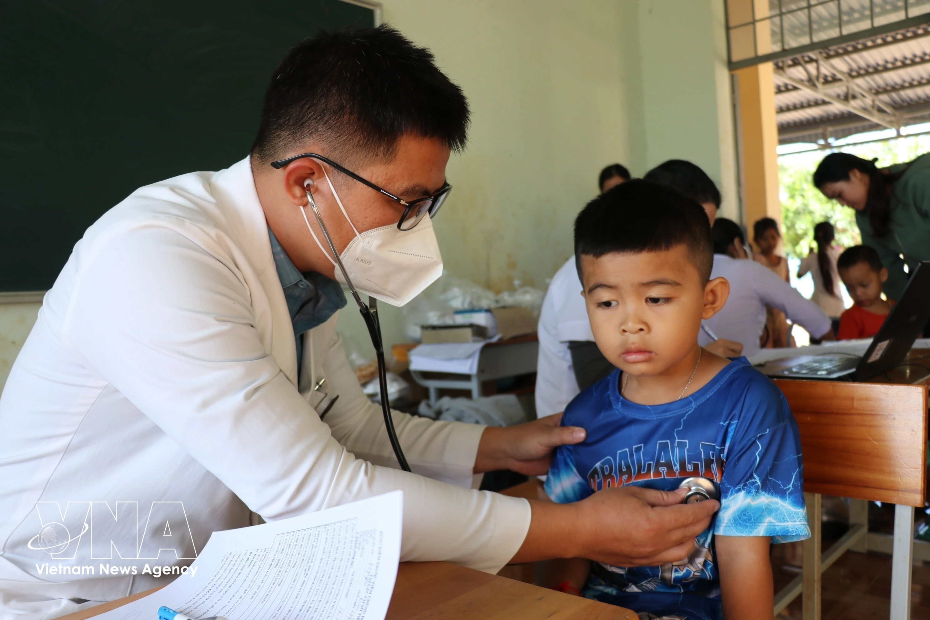 A doctor at the health station of Hung Phuoc commune, Dong Nai province, gives health examination to a child. (Photo: VNA)