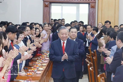 Top leader urges Party Central Committee’s Office to resume work promptly after Tet