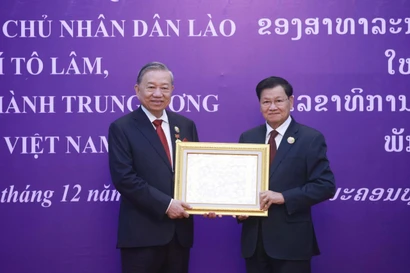 Lao National Gold Order presented to Vietnamese Party General Secretary To Lam