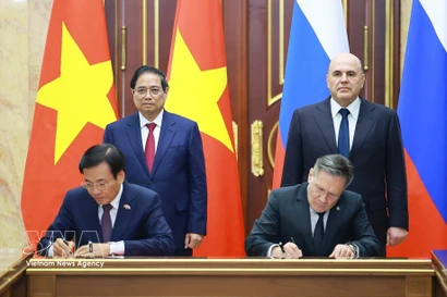 Vietnamese, Russian PMs hold talks, witness signing of nuclear power agreement