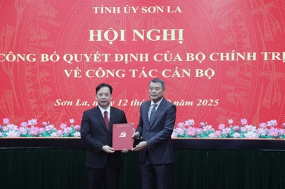 Politburo member, Secretary of the Party Central Committee, and Chairman of its Organisation Commission Le Minh Hung (R) presents the appointment decision to Nghiem Van Hoang. Hoang will be the Secretary of the Son La provincial Party Committee for the 2025–2030 term from October 15. (Photo: VNA)