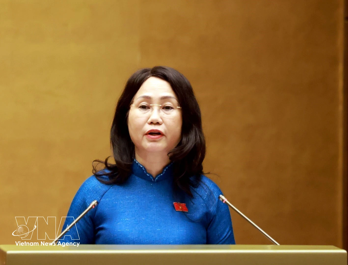Minister of Culture, Sports and Tourism Lam Thi Phuong Thanh, authorised by the Prime Minister, presents the report explaining, receiving and revising the draft NA resolution on the development of Vietnamese culture at the session in Hanoi on April 24, 2026. (Photo: VNA)