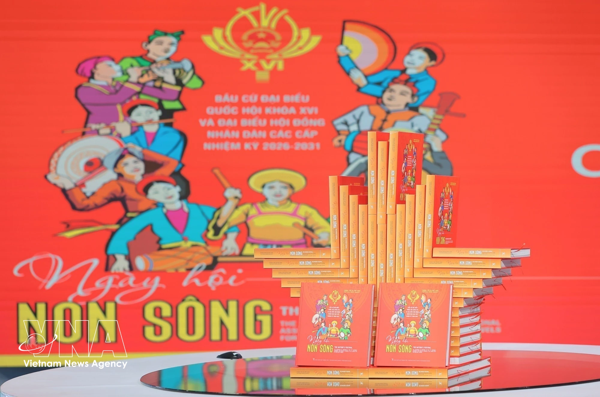 The bilingual photo book “The Nation's Festival – the Elections of Deputies to the 16th National Assembly and People’s Councils at All Levels for the 2026–2031 tenure" published by the Vietnam News Agency (VNA)’s Publishing House. (Photo: VNA)