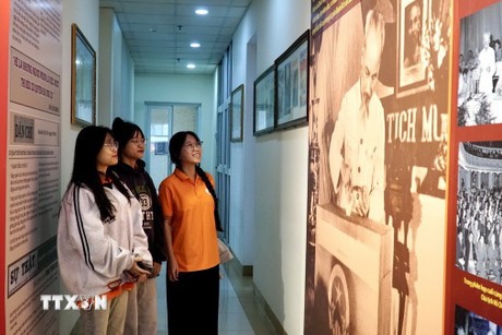 Visitors at the exhibition (Photo: VNA)