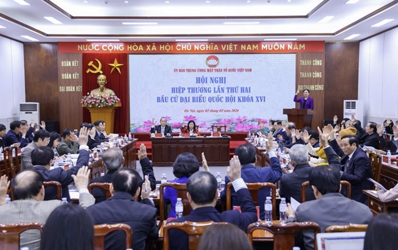 At the Presidium of the Vietnam Fatherland Front (VFF) Central Committee's second consultative conference on February 2, 100% of delegates voted in favour of the list of 217 candidates. (Photo: dantri.com.vn)