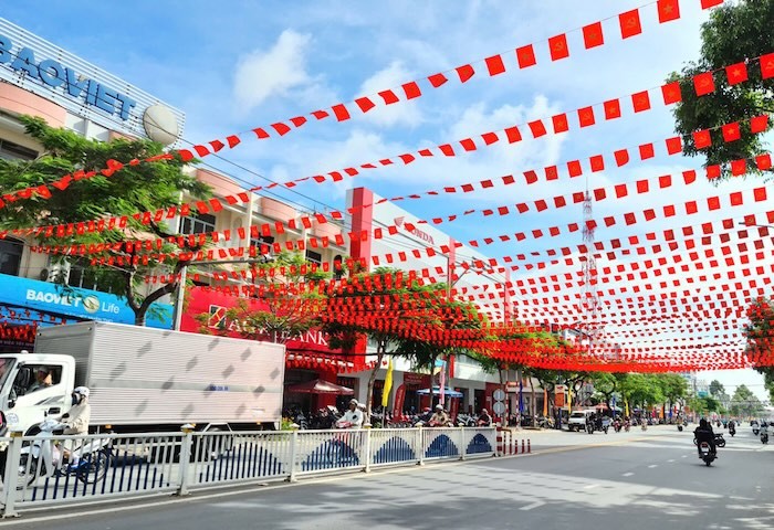 A section of Nguyen Hue street in Cao Lanh ward, Dong Thap province decorated in celebration of the 14th National Party Congress. (Photo: dongthap.gov.vn)