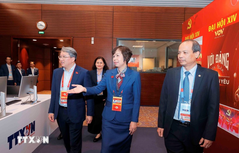Member of the Party Central Committee and Minister of Justice Nguyen Hai Ninh (L) visits the working area of the Vietnam News Agency at the press centre of the 14th National Party Congress. (Photo: VNA)
