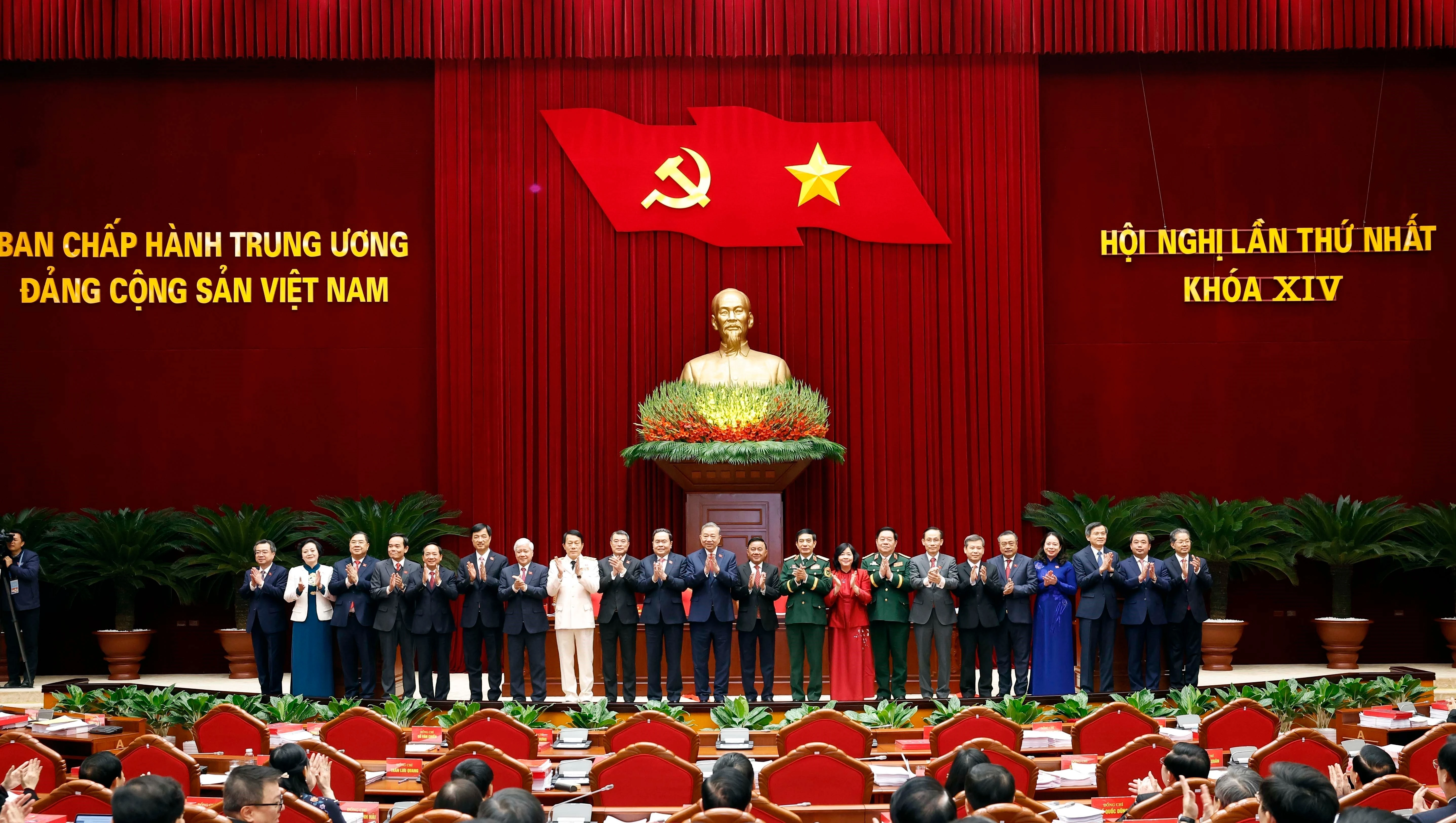 Party General Secretary To Lam and members of the Politburo and the Secretariat of the 14th Party Central Committee make their debut at the first session of the 14th Party Central Committee. (Photo: VNA)