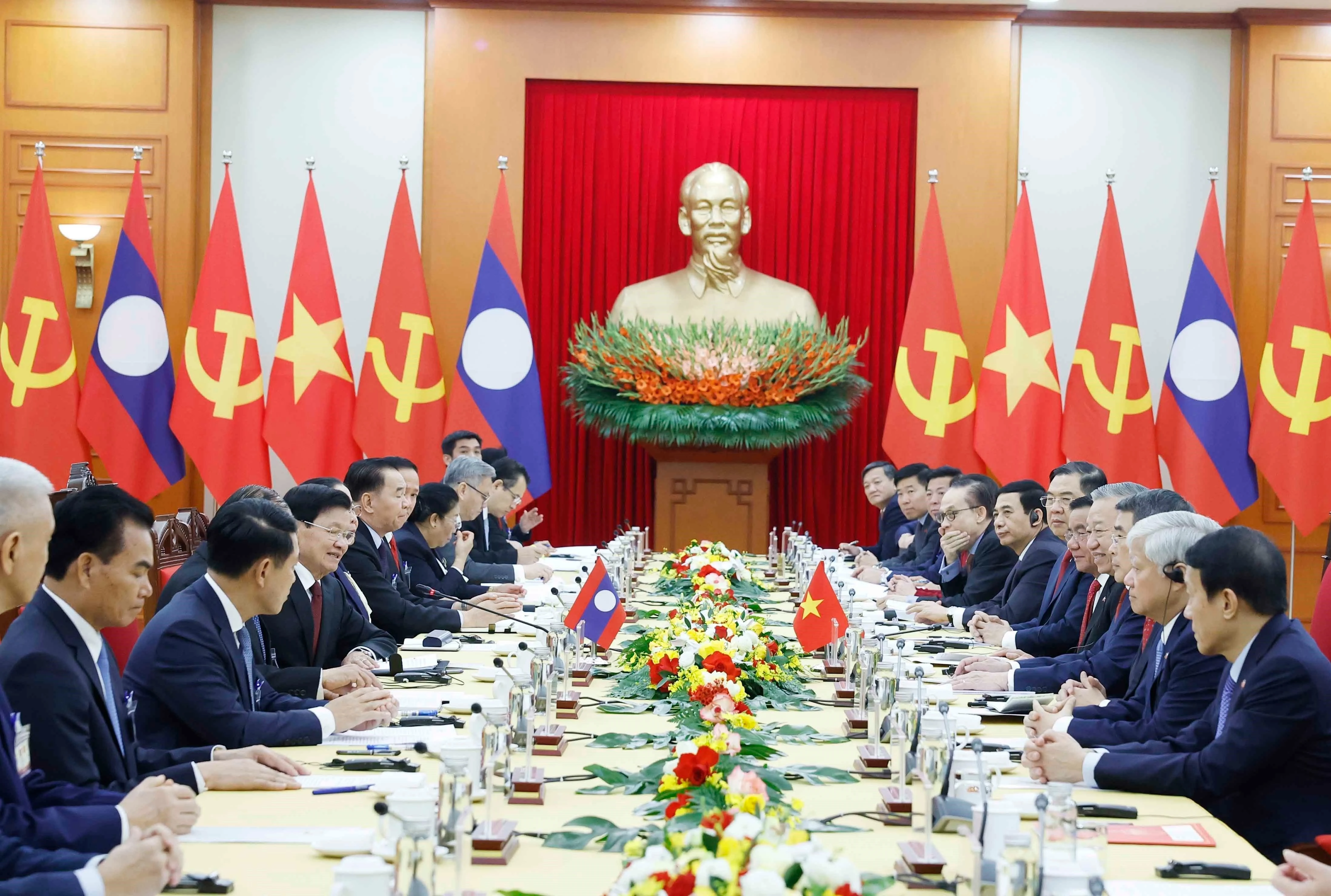 At the talks between General Secretary of the Communist Party of Vietnam Central Committee To Lam and General Secretary of the Lao People’s Revolutionary Party Central Committee and President of Laos Thongloun Sisoulith. (Photo: VNA)