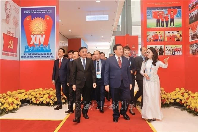 Officials visit the photo exhibition “Under the Party’s Leadership – The nation enters a new era” at the National Convention Centre in Hanoi on January 14. (Photo: VNA)