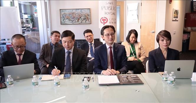 Ambassador Do Hung Viet (second from right( (Photo: VNA)