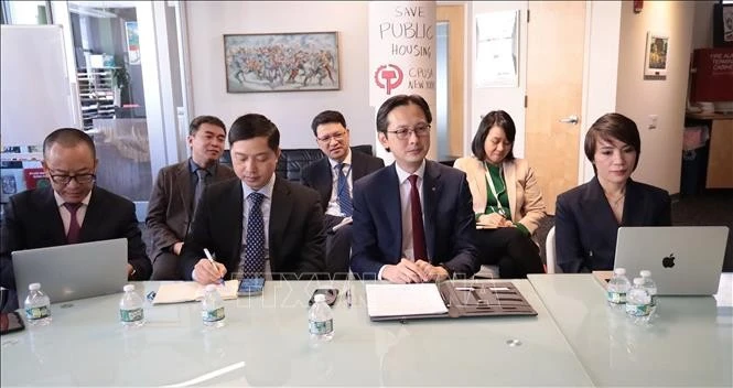 Ambassador Do Hung Viet (second from right( (Photo: VNA)