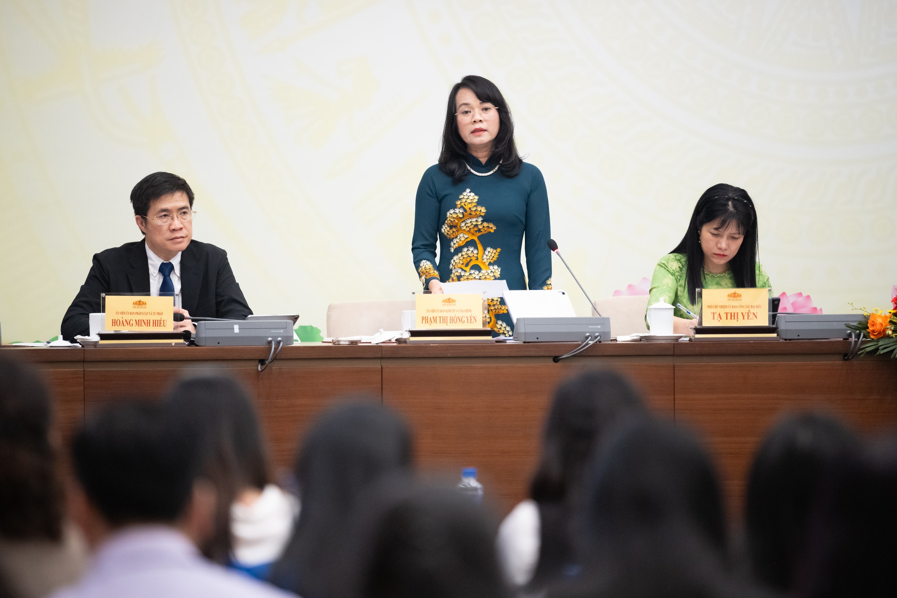 Pham Thi Hong Yen, a full-time member of the NA’s Committee for Economic and Financial Affairs, speaks at the press briefing on April 3. (Photo: daibieunhandan.vn)
