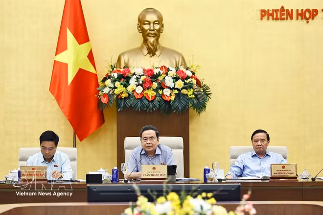 NA Chairman Tran Thanh Man (centre) and NA Vice Chairmen Nguyen Khac Dinh (R) and Nguyen Doan Anh at the NA Standing Committee's fourth session. (Photo: VNA)