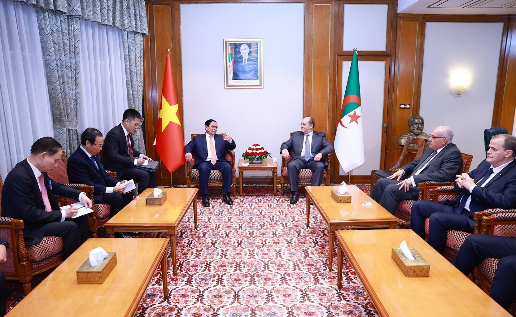vna-potal-thu-tuong-hoi-dam-hep-voi-thu-tuong-algeria-sifi-ghrieb-8419052.jpg