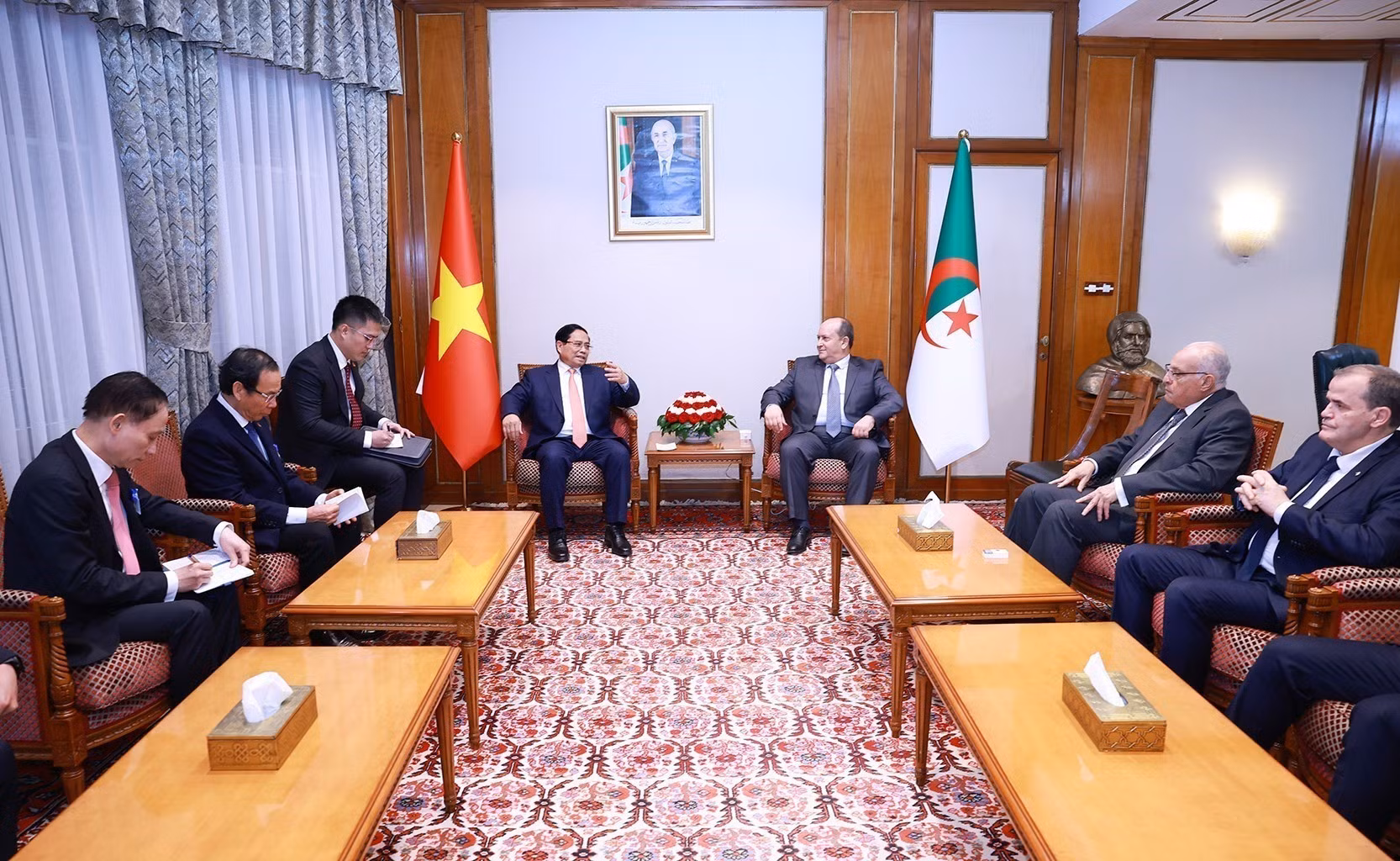 vna-potal-thu-tuong-hoi-dam-hep-voi-thu-tuong-algeria-sifi-ghrieb-8419052.jpg
