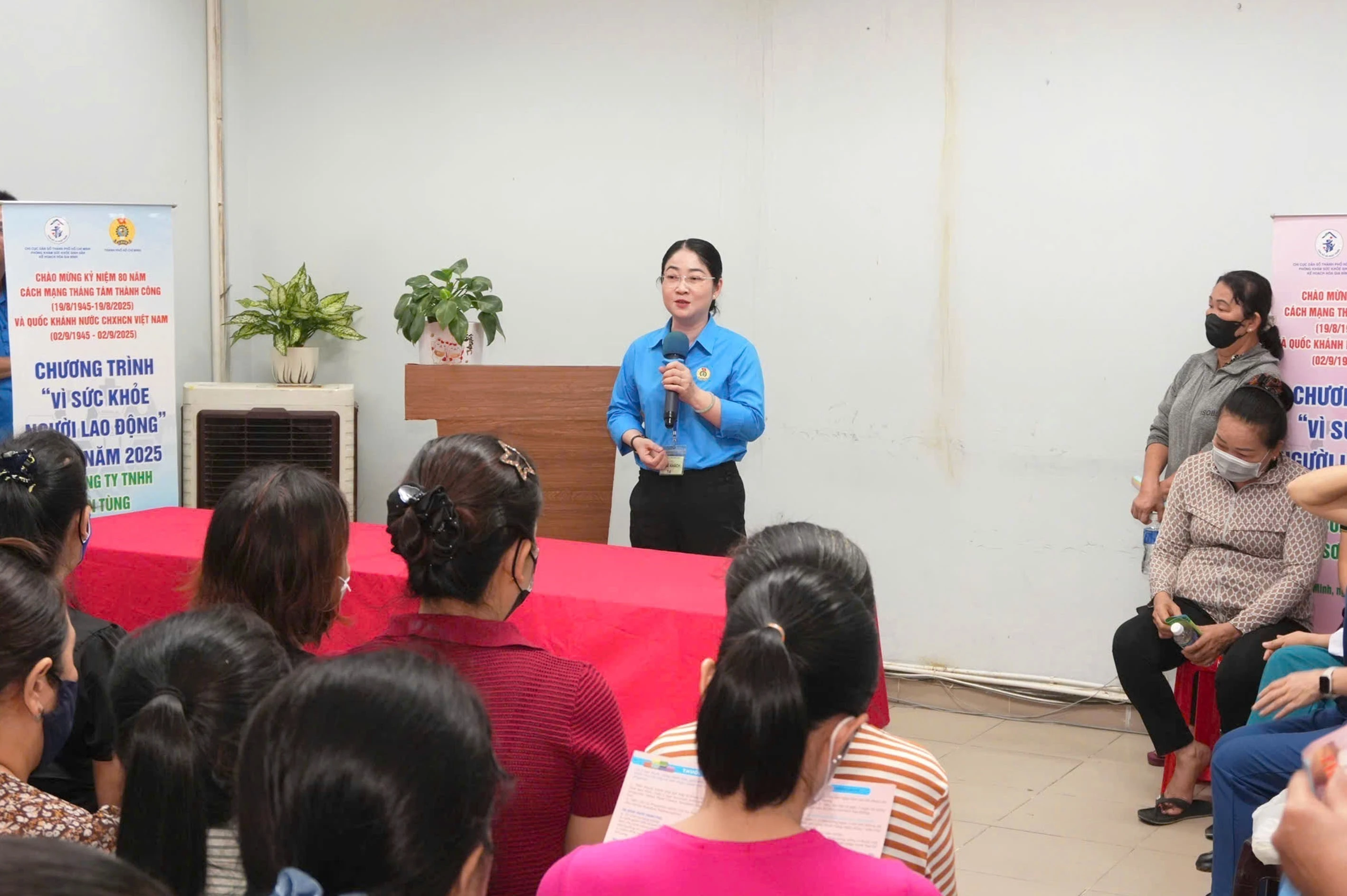 Nguyen Kim Loan (in blue shirt) Vice Chairwoman of the Ho Chi Minh City Federation of Labour, visits and encourages female workers to participate in the health care programme (Photo: VNA)