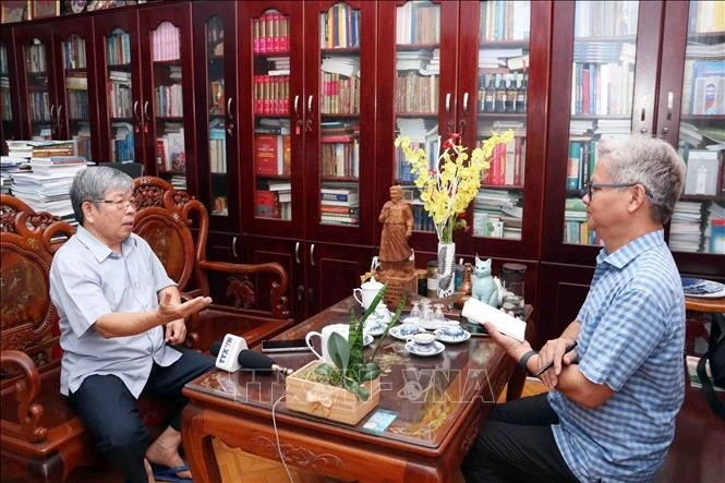 Assoc. Prof. Ha Minh Hong, Vice President of the Ho Chi Minh City Association of Historical Sciences (L) (Photo: VNA)