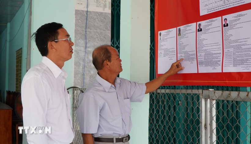 Voters view the brief biographies of candidates for the People's Council of Tan Hong commune, Dong Thap province, in the 2026-2031 tenure. (Photo: VNA)