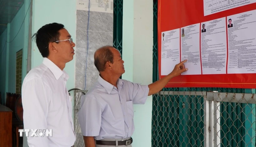 Voters view the brief biographies of candidates for the People's Council of Tan Hong commune, Dong Thap province, in the 2026-2031 tenure. (Photo: VNA)