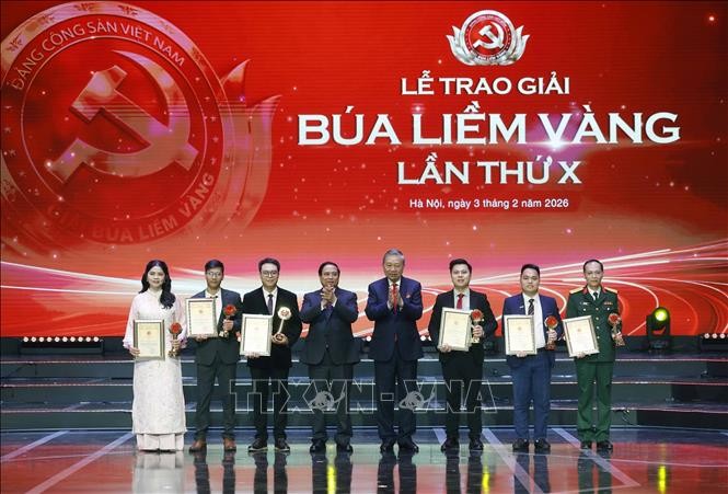 Party General Secretary To Lam and PM Pham Minh Chinh honour the first prize winners. (Photo: VNA)