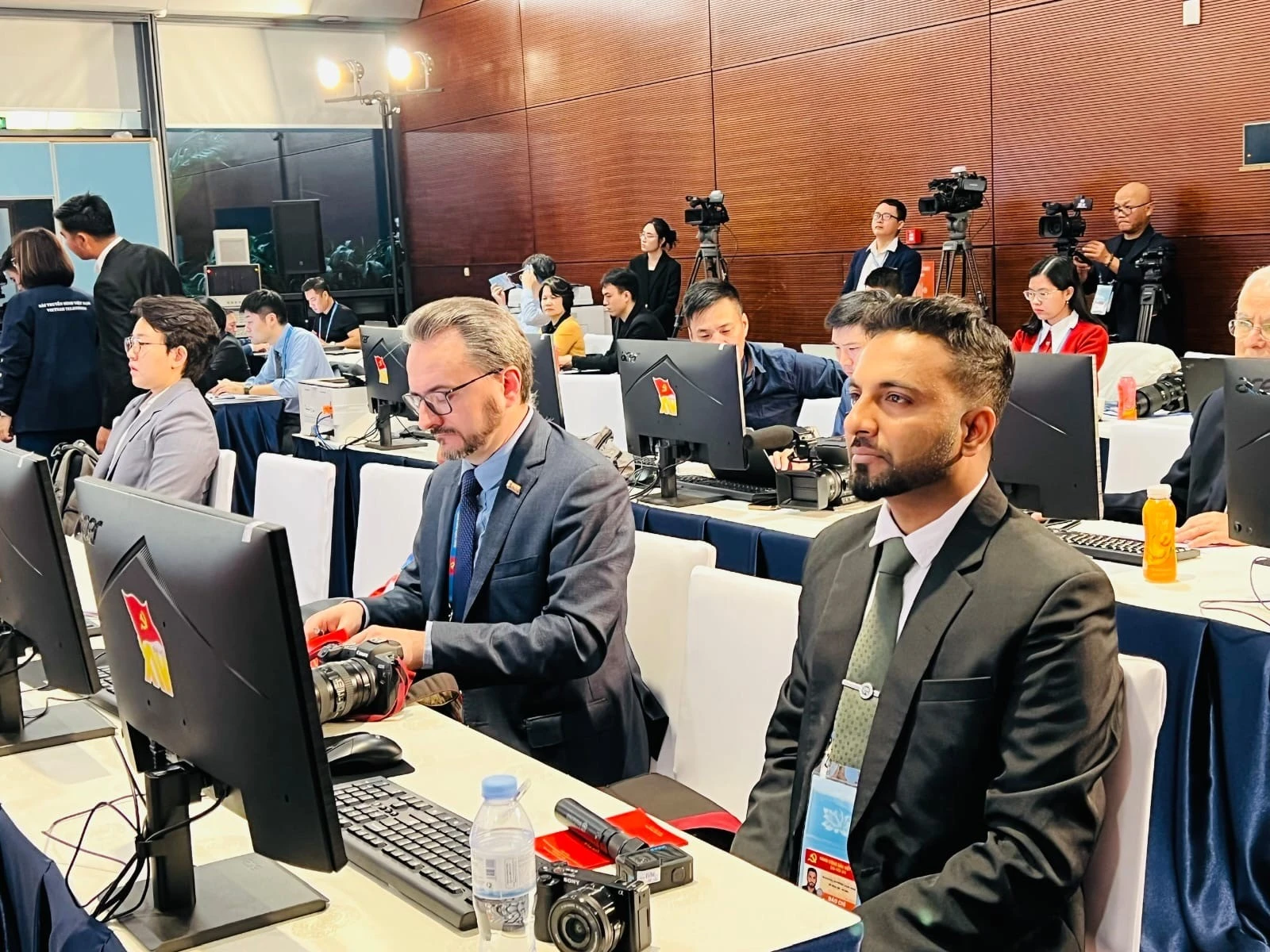 International reporters cover the 14th National Party Congress at the National Convention Centre in Hanoi. (Photo: VNA)