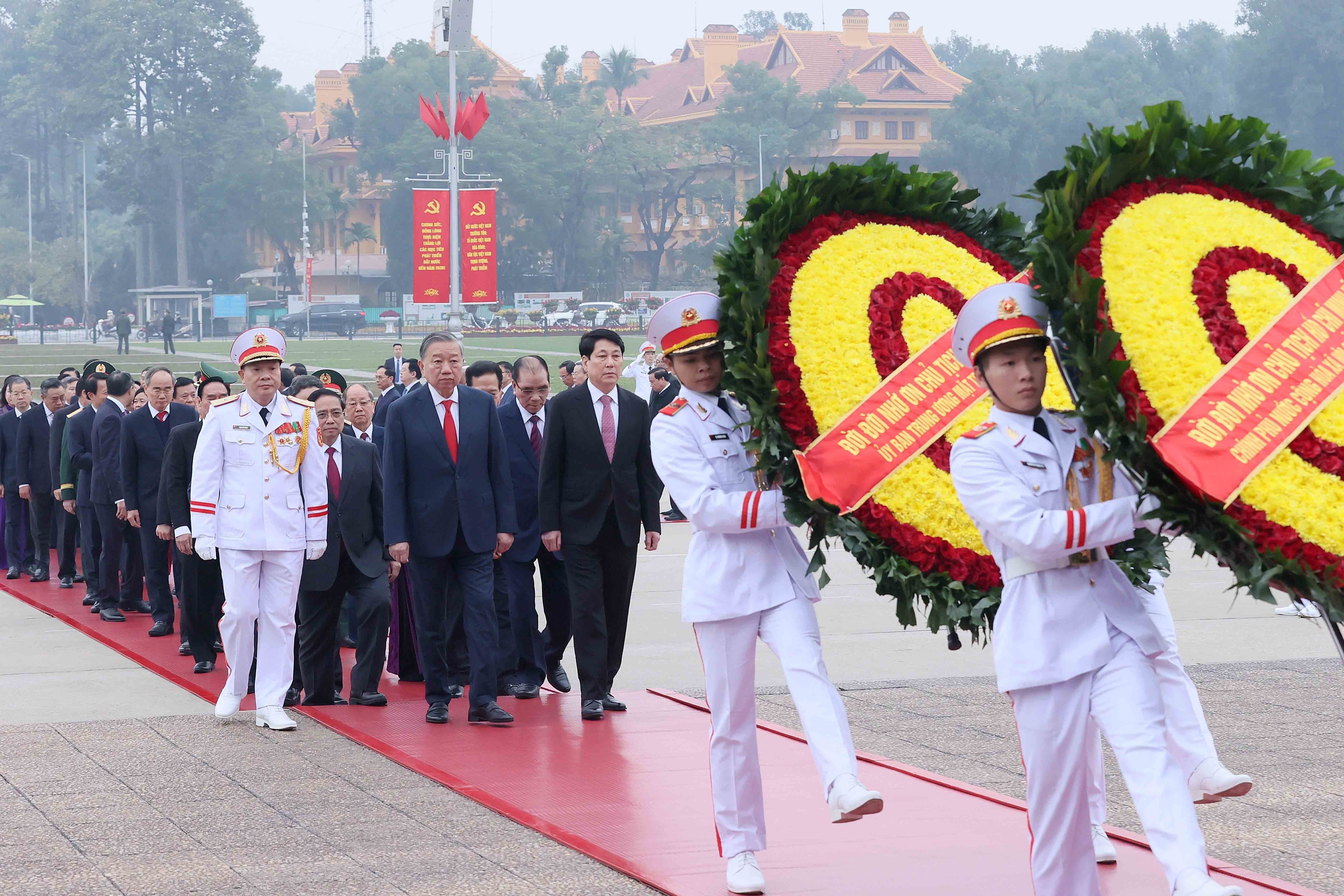 A delegation of Party, State leaders lay a wreath and paid tribute to President Ho Chi Minh at his mausoleum in Hanoi on the morning of February 3 on the occasion of the 96th founding anniversary of the Communist Party of Vietnam (CPV) (February 3, 1930 – 2026). (Photo: VNA)