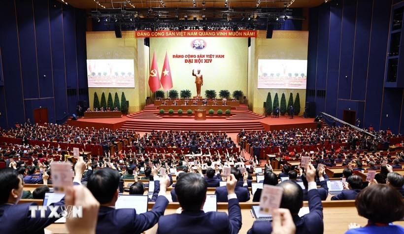Delegates vote to adopt the resolution of the 14th National Congress of the Communist Party of Vietnam. (Photo: VNA)