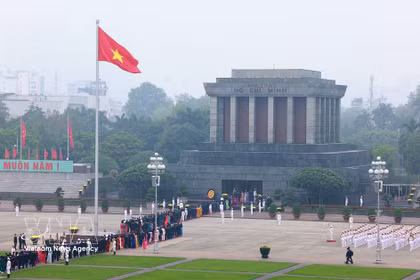 16th NA deputies pay tribute to President Ho Chi Minh