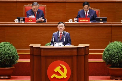 Politburo member and Standing member of the Party Central Committee’s Secretariat Tran Cam Tu presents a report reviewing the leadership and direction of the 13th Party Central Committee (Photo: VNA)