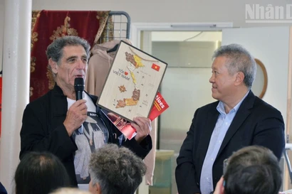 Gilbert Tenèze, head of the France – Vietnam Friendship Association chapter in Eure-et-Loir province (l), shares his thoughts on solidarity and friendship with Vietnam at a celebration honouring the solidarity and friendship between the people of France and Vietnam, held on October 11, 2025 in the village of Voves in Les Villages Vovéens commune, Eure-et-Loir province, in central France. (Photo: nhandan.vn)