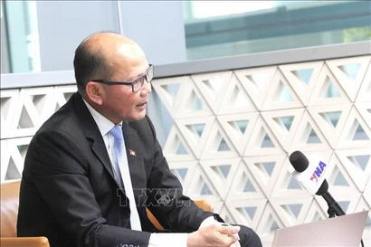Uch Leang, Acting Director of the Department of Asian, African and Middle East Studies at the International Relations Institute of Cambodia under the Royal Academy of Cambodia (RAC) speaks to Vietnam News Agency's resident correspondents in Phnom Penh. (Photo: VNA)