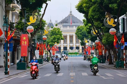 Trang Tien street in Hanoi is decorated with flags and banners to celebrate the 80th National Day anniversary. (Photo: VNA)